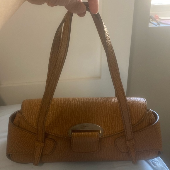 Tod’s tan leather baguette style bag in EUC - Picture 1 of 7